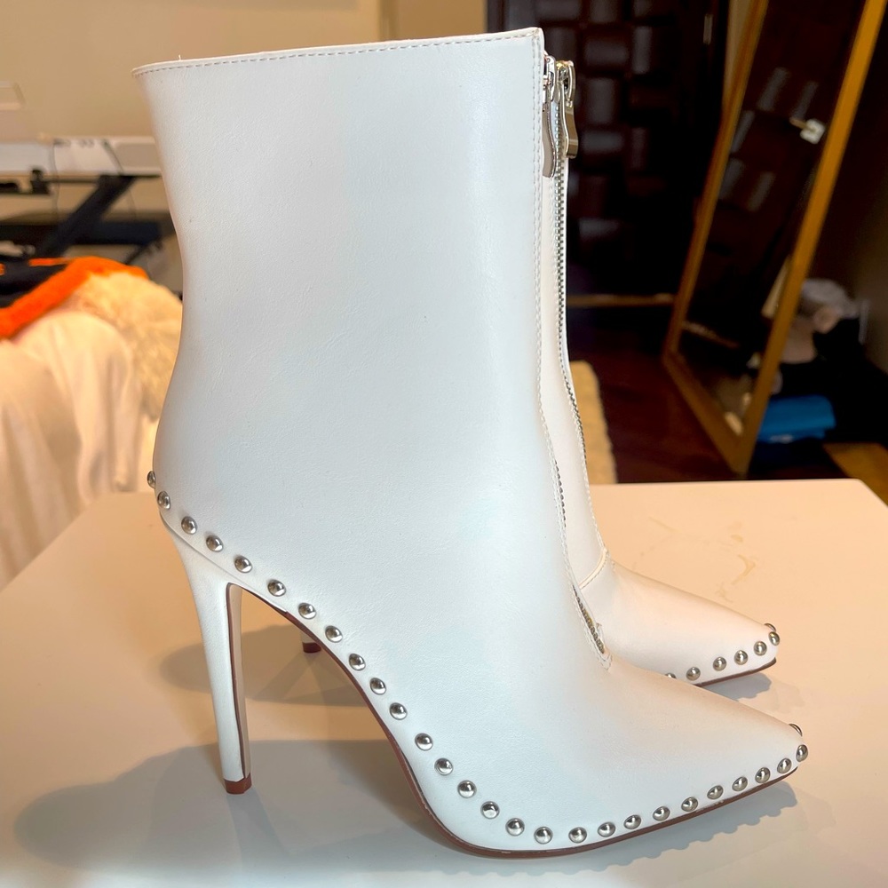 White Fashion Nova heeled boots in size 6